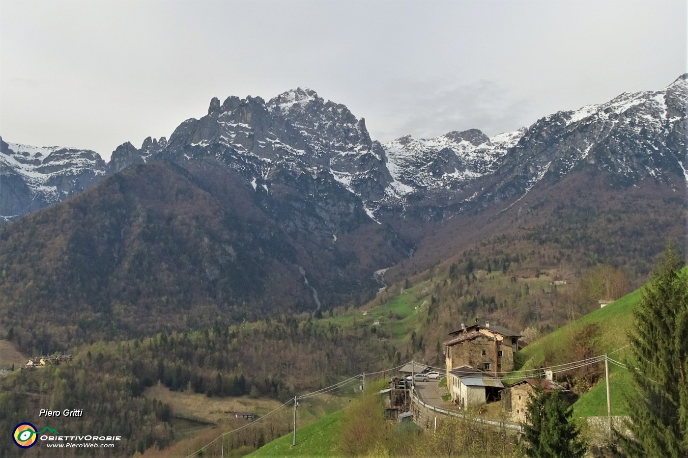 15 Dal Cantello vista su Grasso e da sfondo la rocciosa Cornetta.JPG